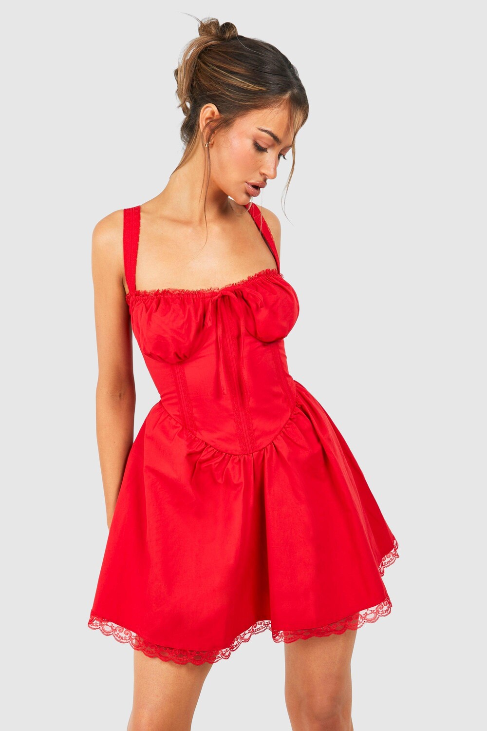 

Хлопковое мини-платье доярки с бретелями boohoo, красный