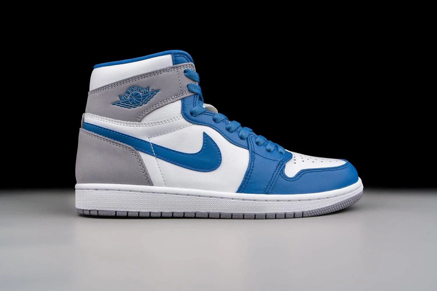 Кроссовки мужские Nike Air Jordan 1 Retro High OG, цвет True Blue/White/Cement Grey — фото 3