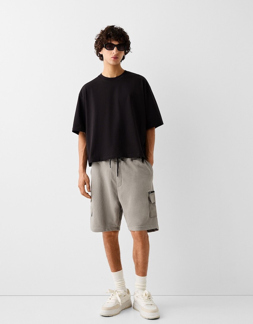 

Мягкие шорты-бермуды с карго Bershka, серый