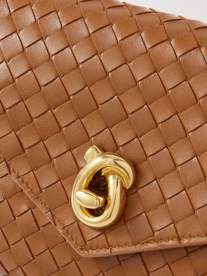 Сумка на плечо средняя из кожи Intrecciato Knot Lock BOTTEGA VENETA, коричневый — фото 4