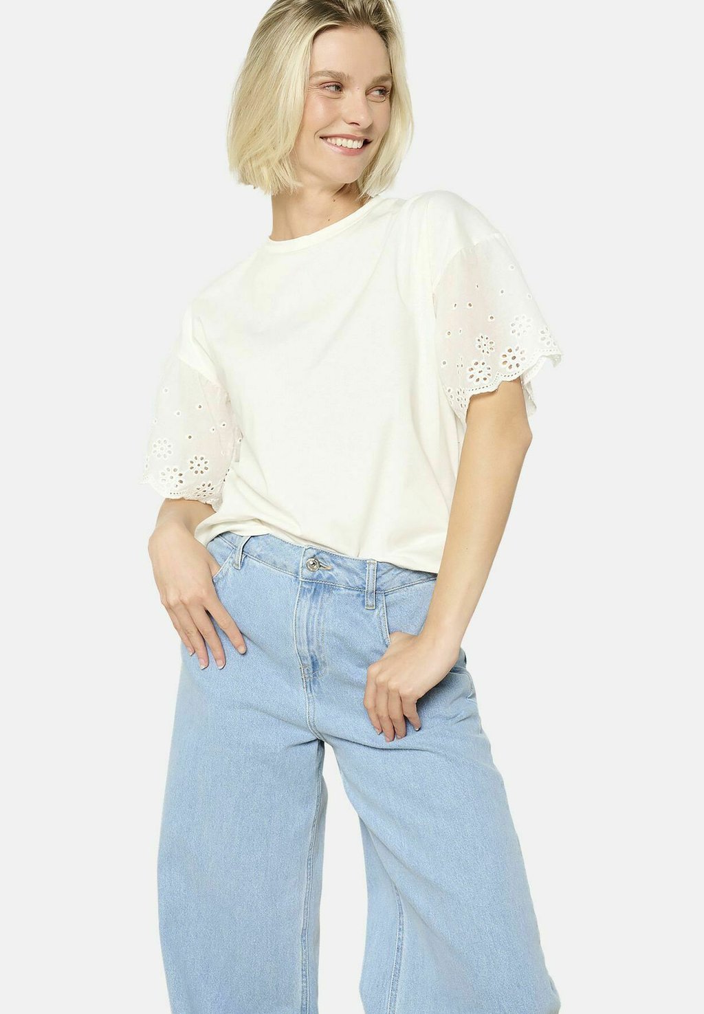 

Футболка с принтом EMBROIDERED SLEEVE TEE LolaLiza, белый