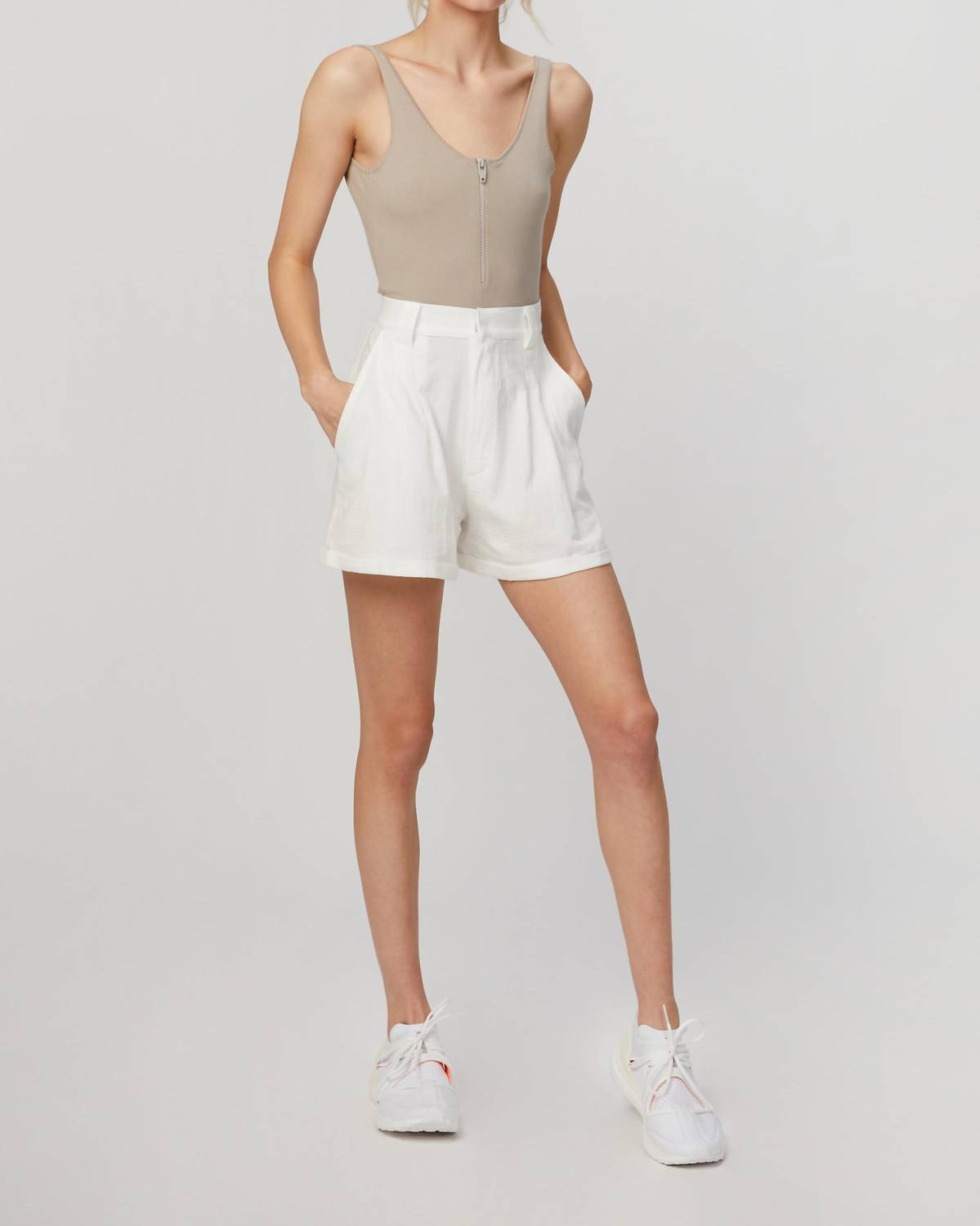 

Шорты Джейми в белом цвете PARADISED