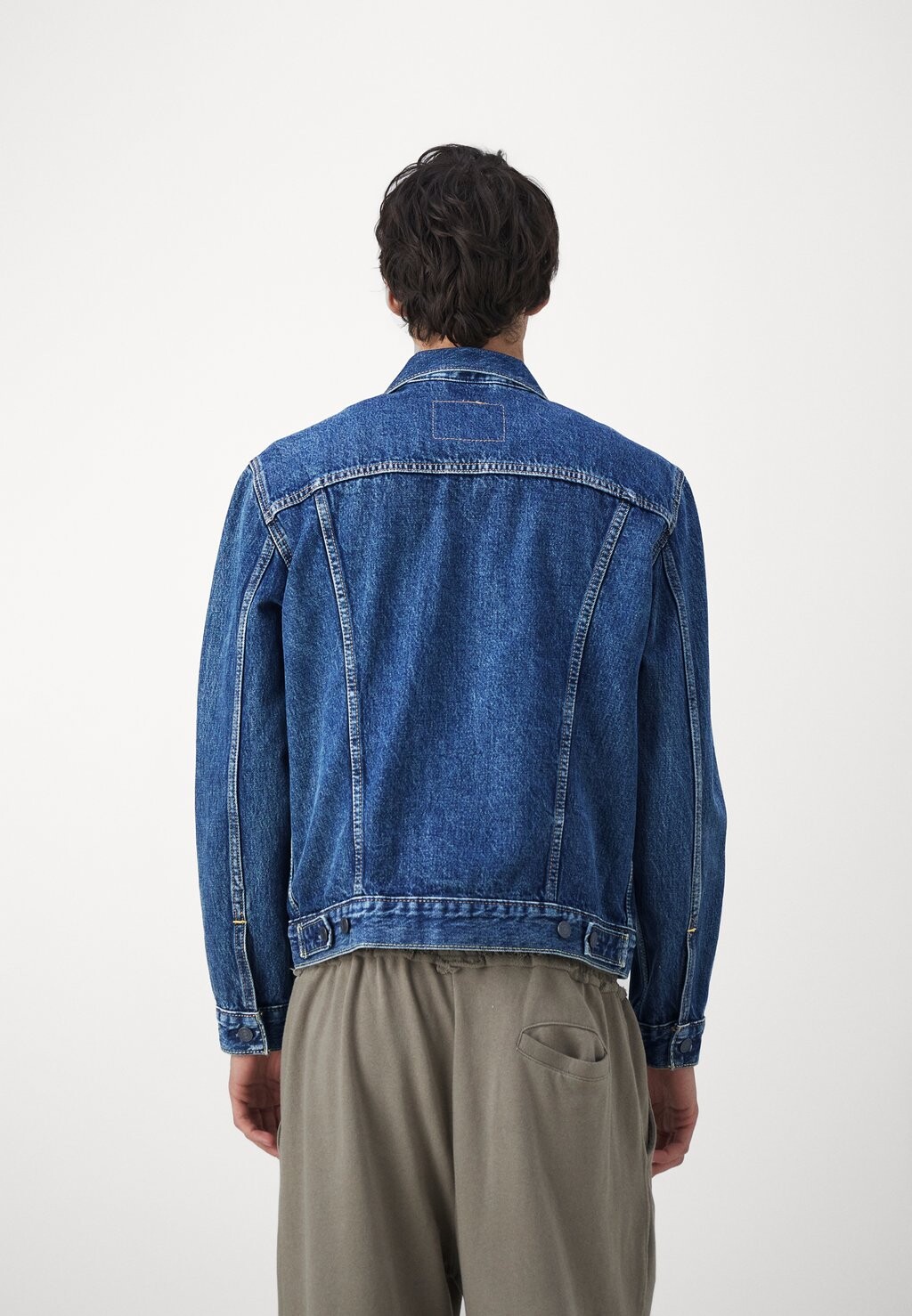 

Джинсовая куртка Levi's, дальнобойщик на террасе