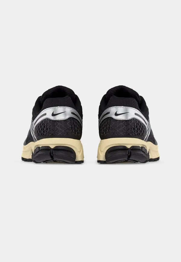 Кроссовки zoom vomero 5 se: черный/металлик, серебристый/кокосовое молоко/белый Nike Sportswear, Black/Metallic Silver-Coloured/Coconut Milk/White — фото 4