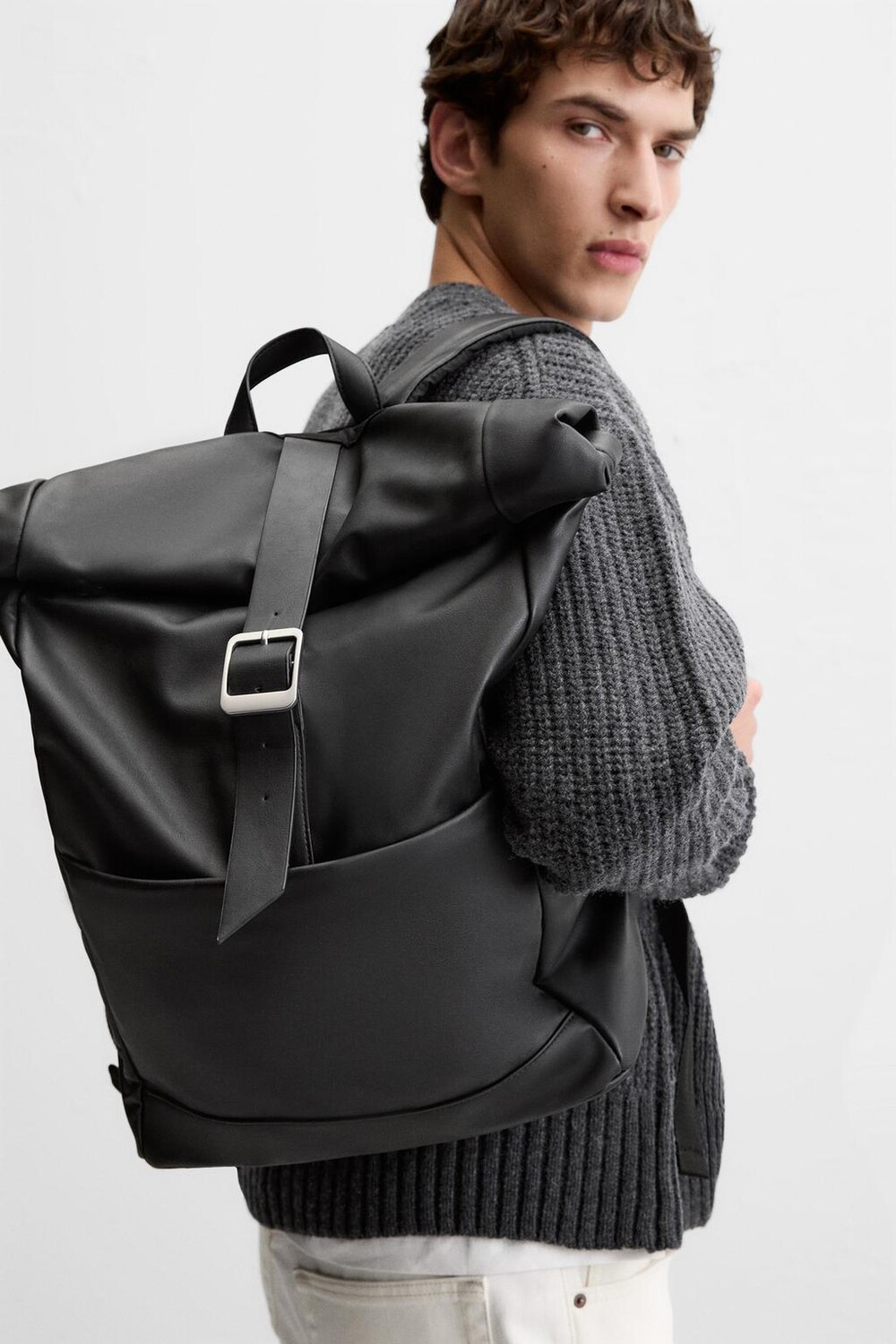 

Рюкзак с пряжкой ZARA, черный