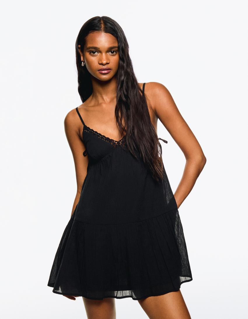 

Мини-Платье с фактурной отделкой и кружевом Bershka, черный