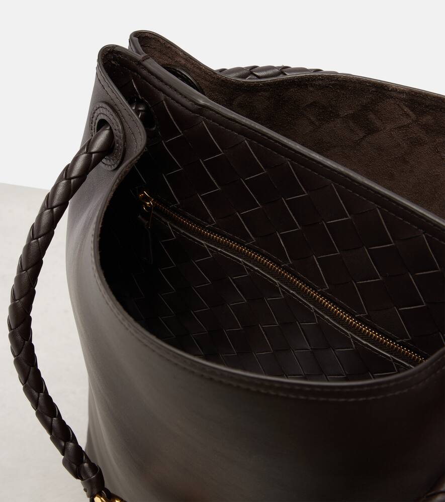 Кожаная сумка-ведерко Andiamo Small Bottega Veneta, Fondant-M Brass — фото 3
