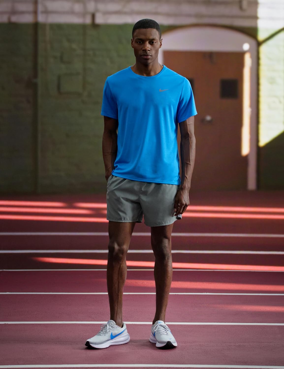 Мужские кроссовки для бега по шоссе Nike Revolution 8, белый/синий/серый — фото 3