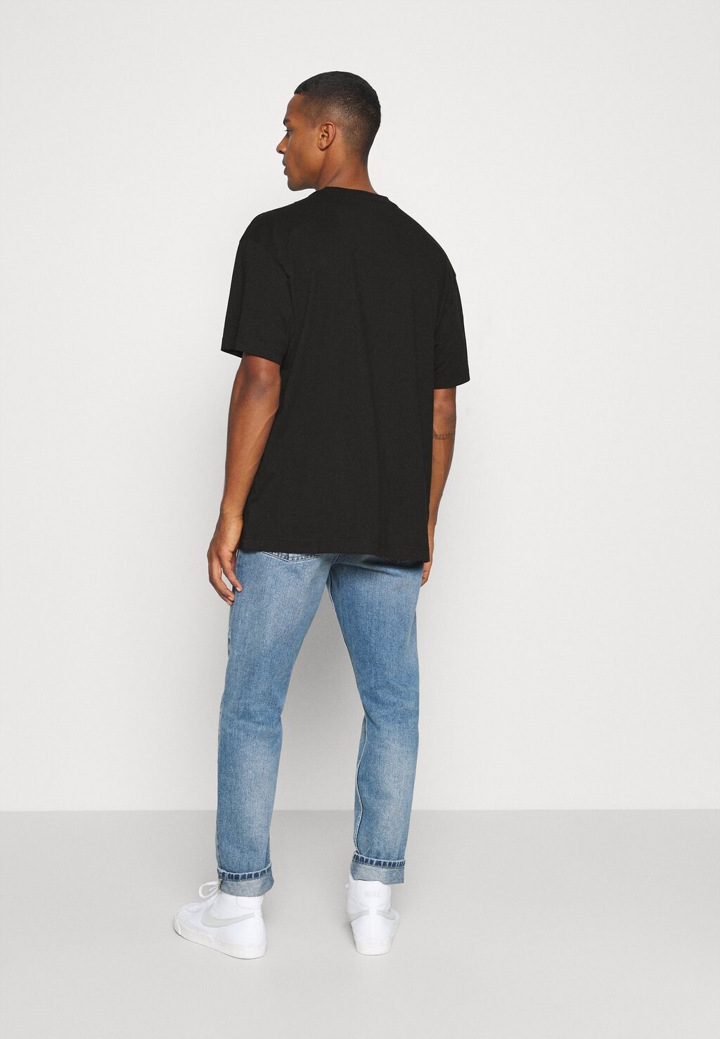 

Базовая футболка OVERSIZED Weekday, черный