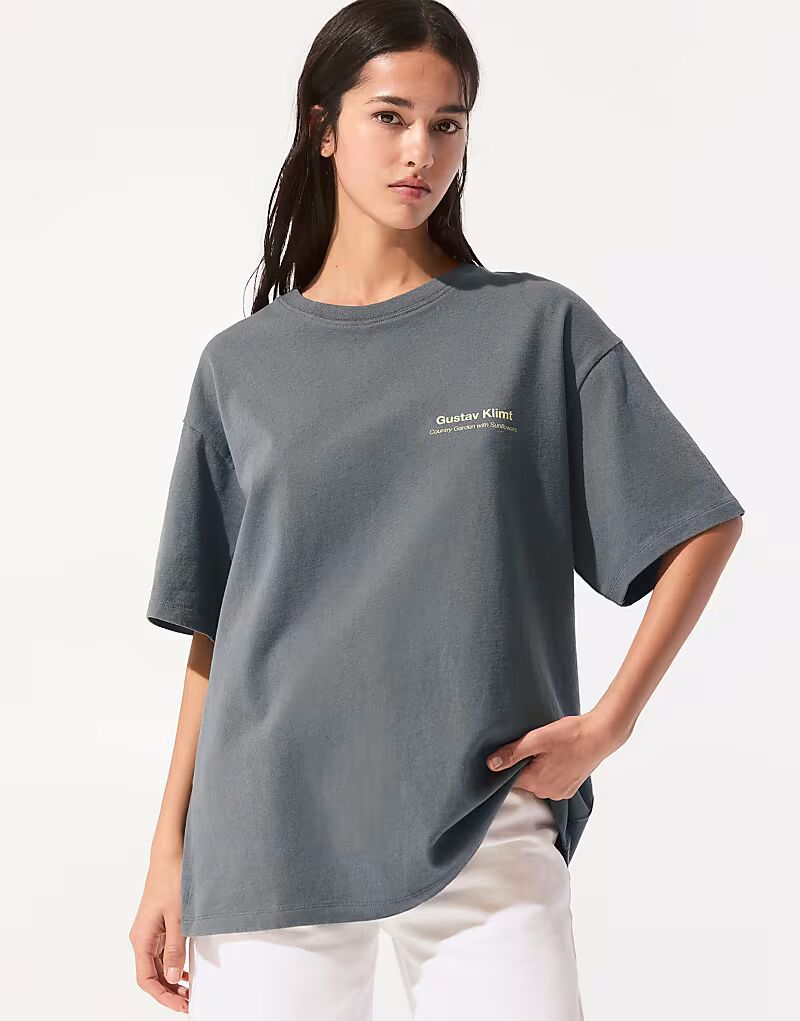

Футболка с графическим принтом «Country Garden» от Pull&Bear серого цвета