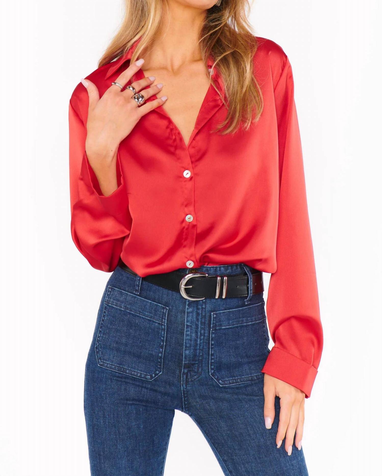 

Топ Smith Button Down Luxe Satin Top красного цвета Show Me Your Mumu