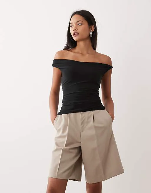 

Черный топ со шнуровкой на спине и закрученными плечами ASOS DESIGN