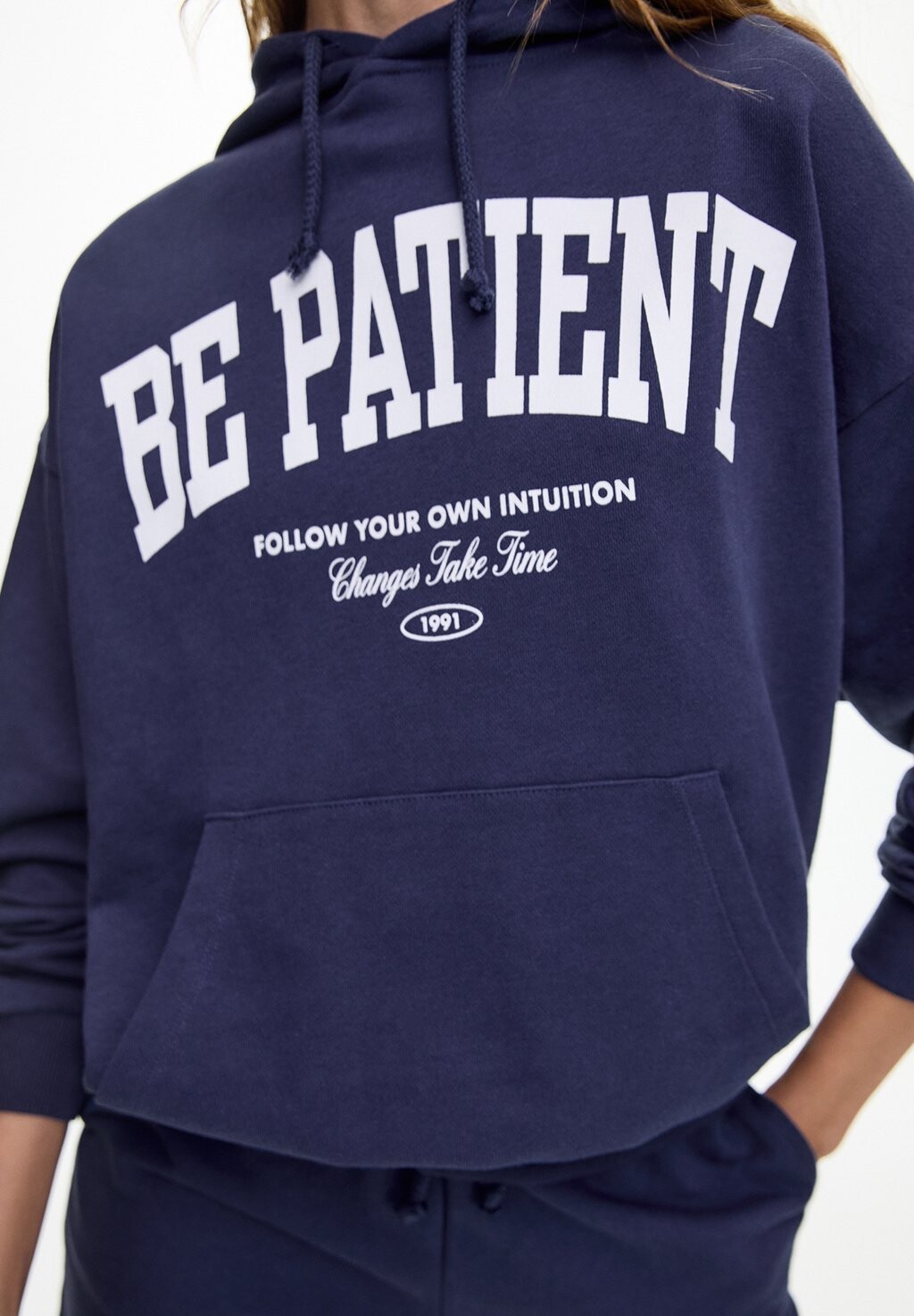 

Толстовка с капюшоном BE PATIENT PULL&BEAR, темно-синий