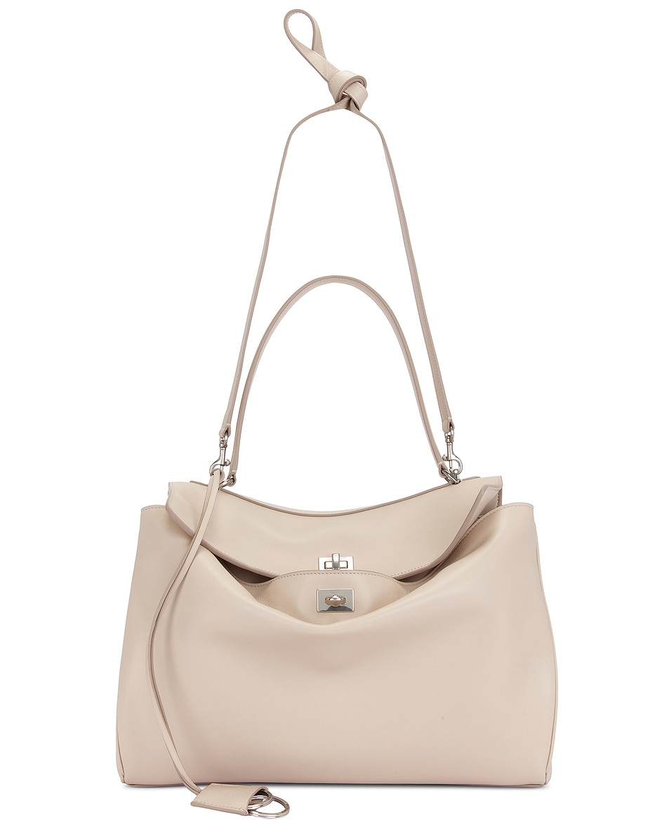 

Сумка Rodeo среднего размера с верхней ручкой Balenciaga, цвет Almond, Белый, Сумка Rodeo среднего размера с верхней ручкой Balenciaga, цвет Almond