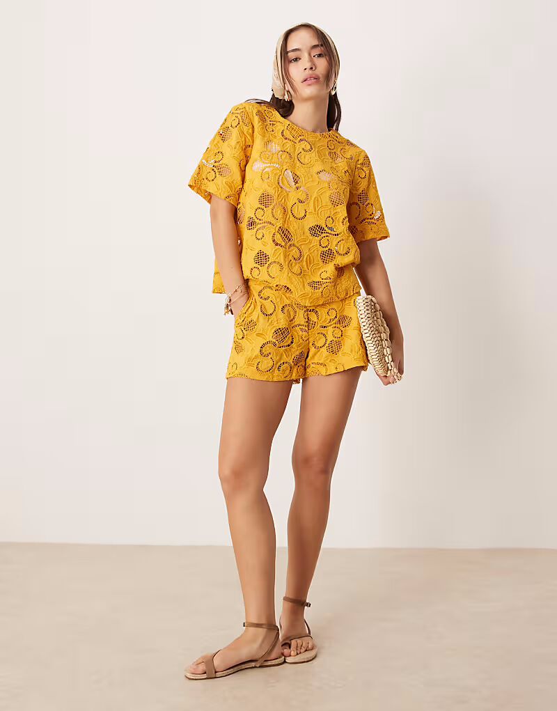 

Короткие шорты с цветочным принтом и ажурной отделкой цвета охры Asos Design