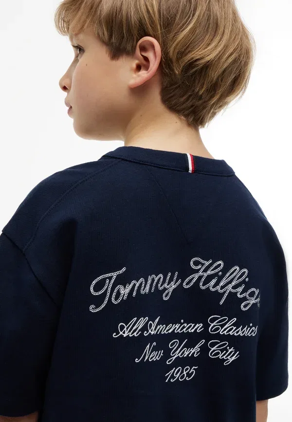 Футболка с графическим принтом Tommy Hilfiger, темно-синяя ночь — фото 4