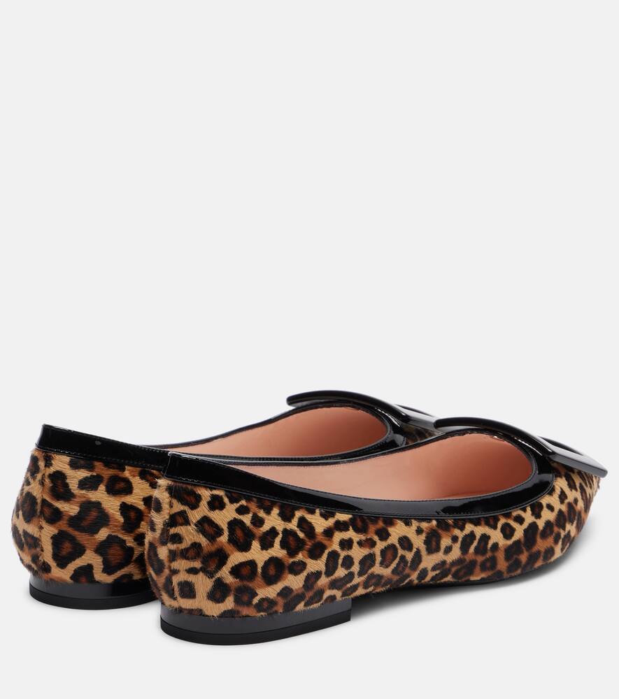 Балетки Gommette Ball из телячьей шерсти Roger Vivier, C600(Naturale)+B999(Nero) — фото 2