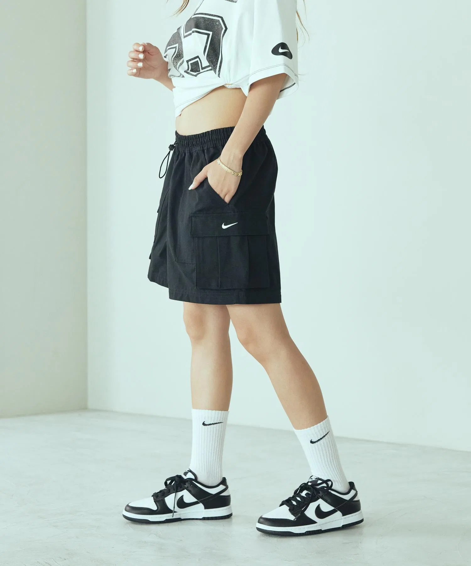 Женские шорты-карго Nike Sportswear средней посадки, свободного кроя, 152 см, HV2619-010, черные. — фото 3