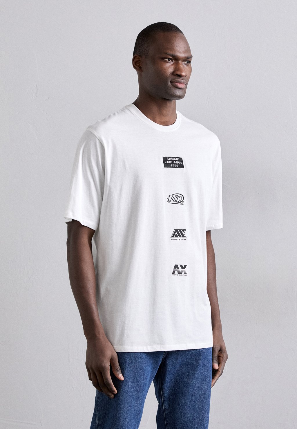 

Футболка с принтом Armani Exchange, молочный