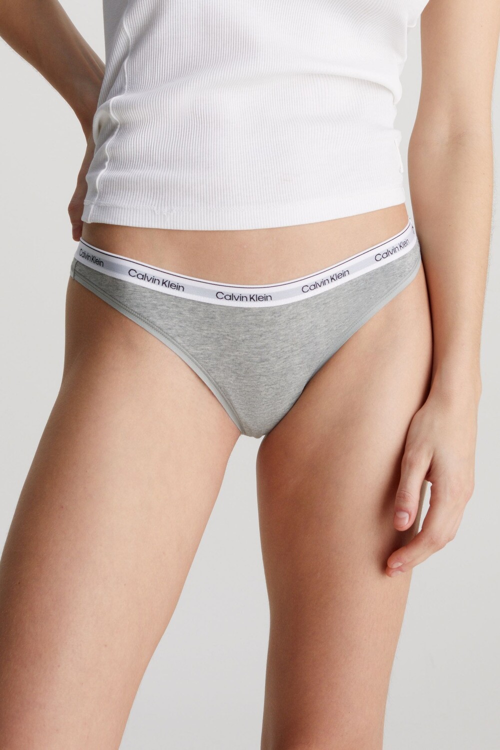 

Одинарные стринги с логотипом Calvin Klein, серый