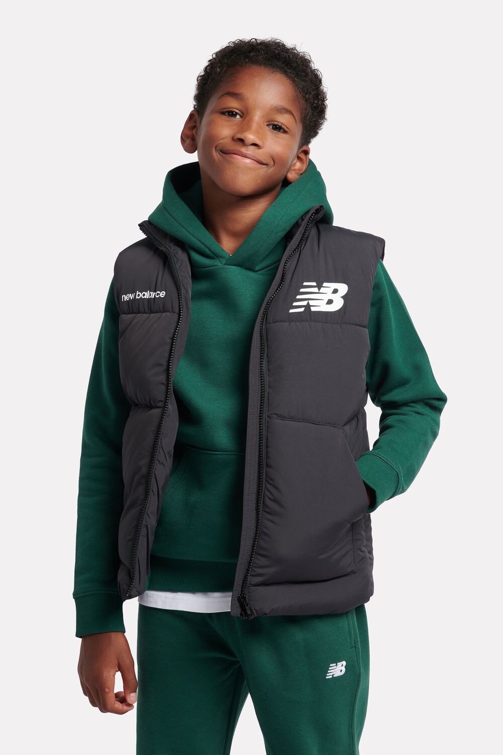 

Стеганый жилет с графическим логотипом для мальчиков New Balance, черный