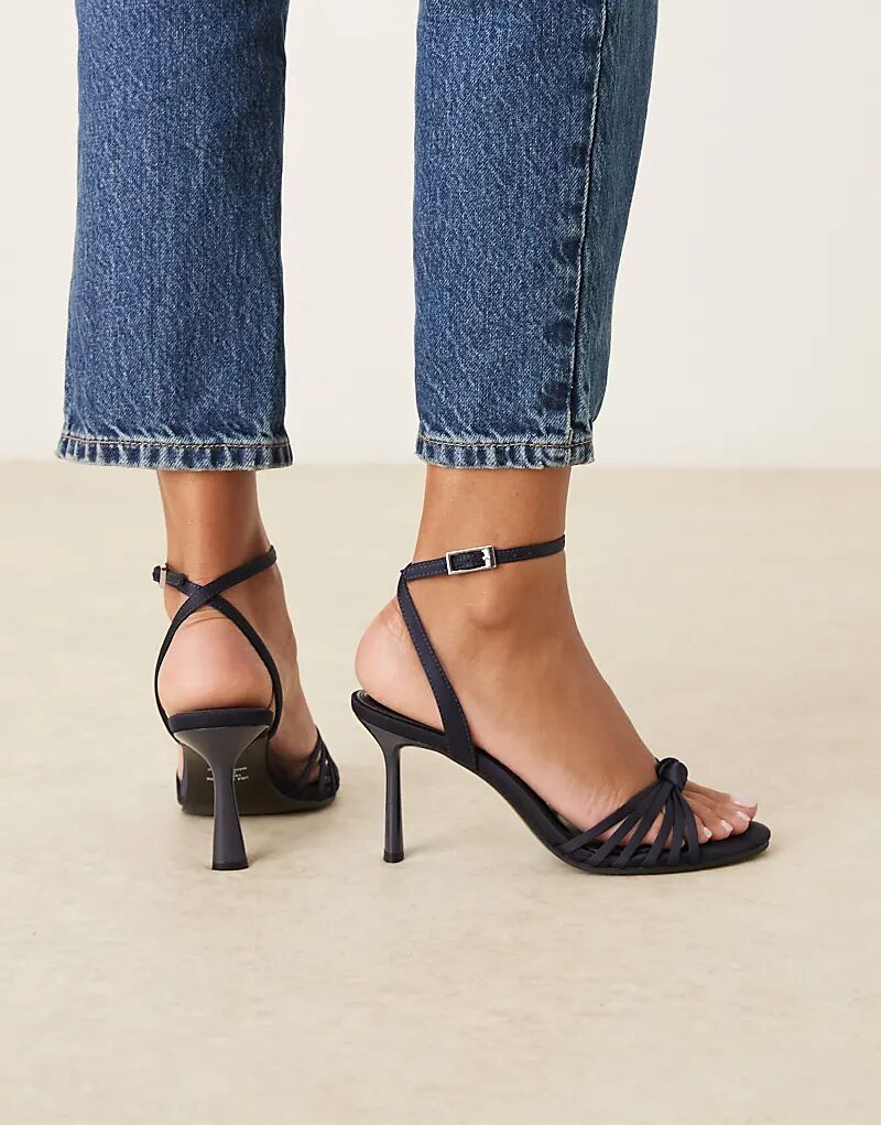 Босоножки ASOS DESIGN Hero на среднем каблуке с узлом из темно-синего атласа — фото 3