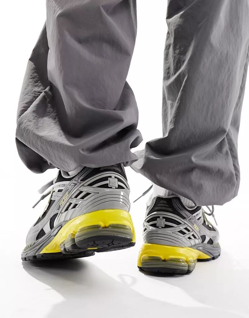 Кроссовки New Balance 1906 темно-серого и желтого цвета — фото 4