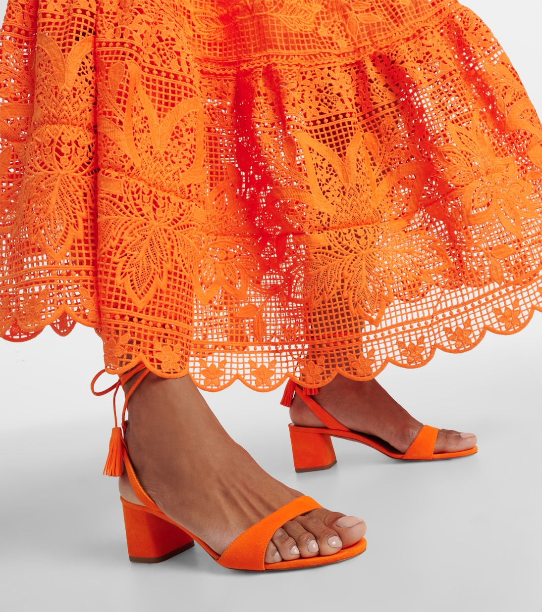 Сандалии из замши с кисточками из алюминия Aquazzura, Tangerine — фото 4