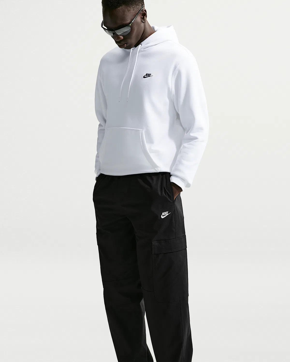 Мужские тканевые карго-штаны Nike Sportswear Club, Black/White — фото 4