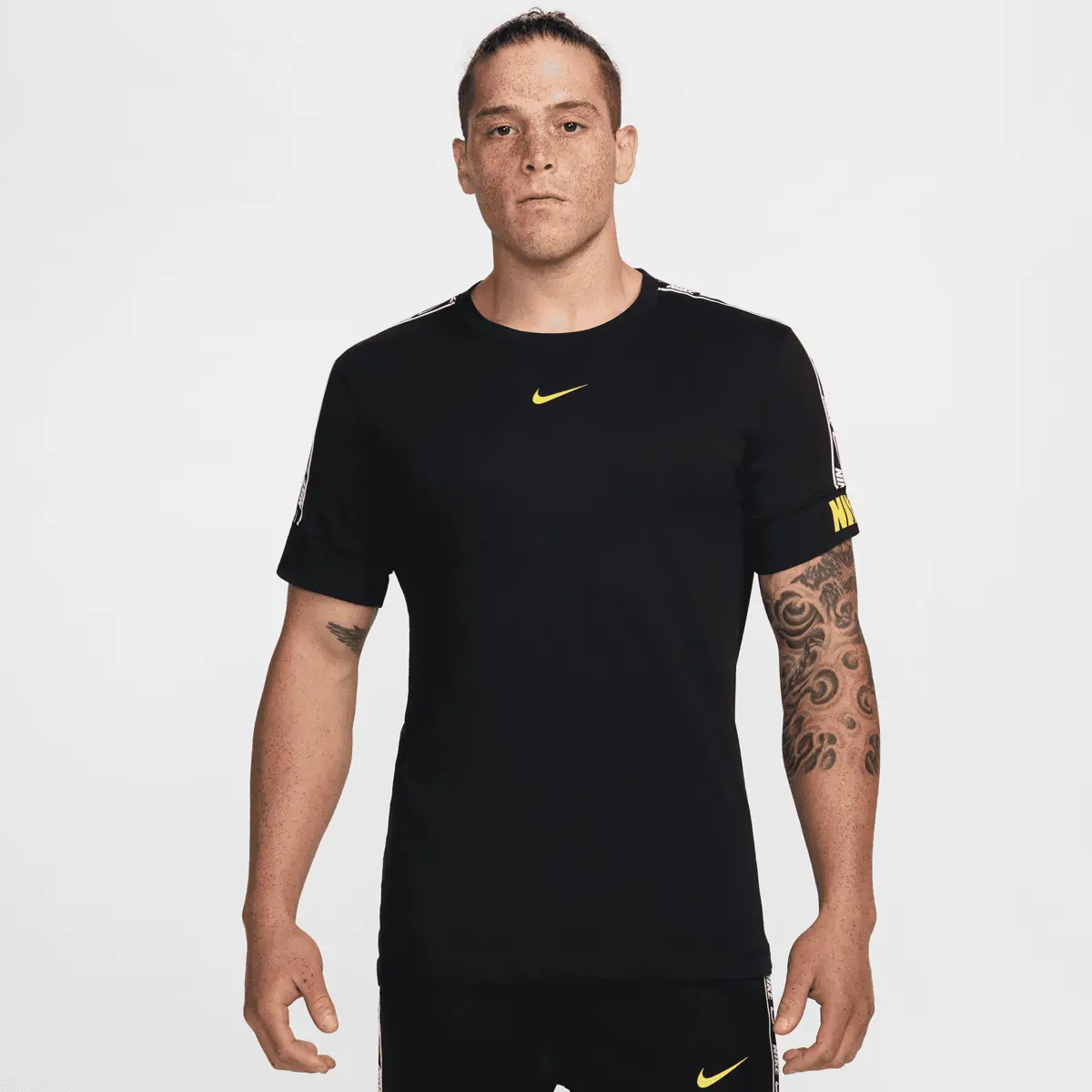 

Футболка Nike Sportswear Repeat Tee, черный