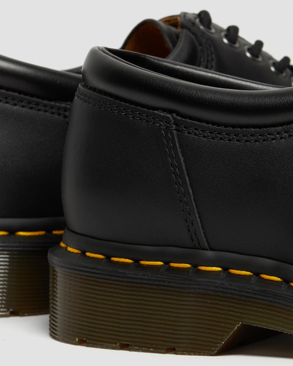 Мужские ботинки Dr. Martens из кожи на шнуровке, черный — фото 2