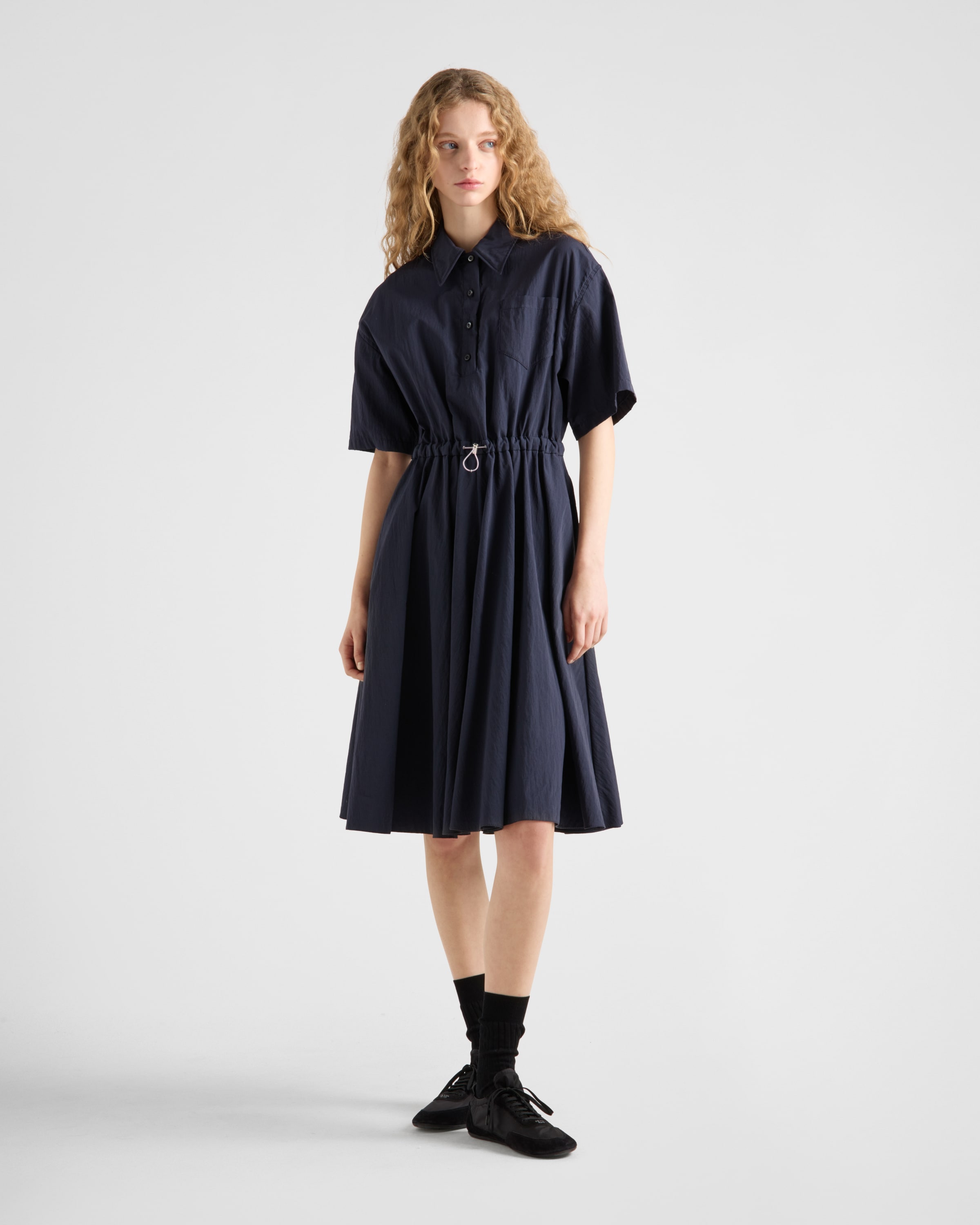 Платье из технического пунжа с короткими рукавами Prada, синий — фото 2