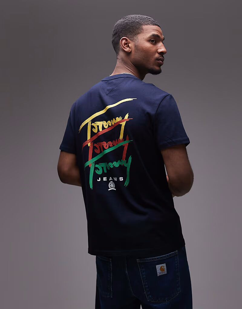 

Футболка Tommy Jeans с повторяющимся фирменным принтом на спине белого цвета