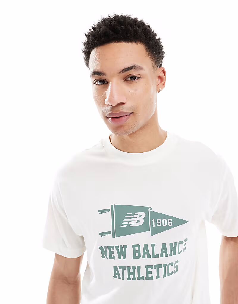 

Футболка New Balance Varsity с вымпелом белого цвета