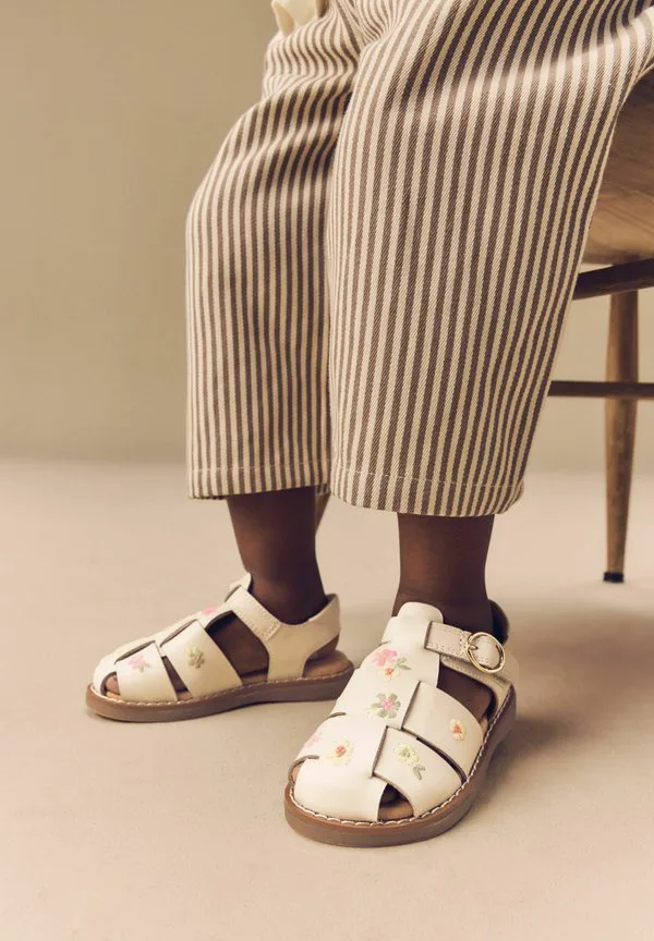 Стандартного размера, трекинговые сандалии рыбака Next, Neutral Embroidered