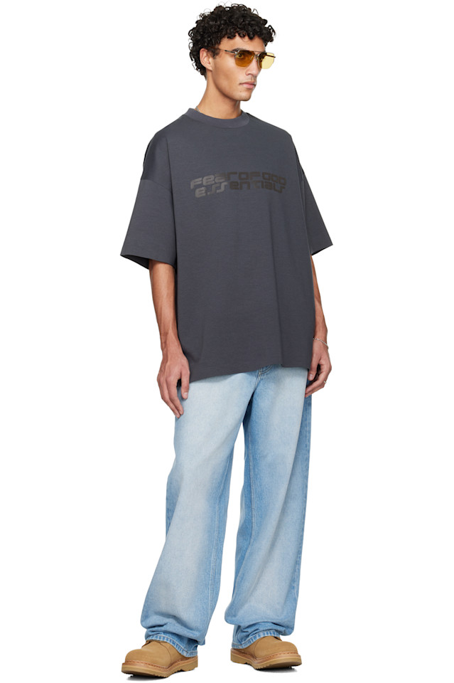 Fear Of God Essentials Серая праздничная футболка с коротким рукавом в стиле 90-х — фото 4
