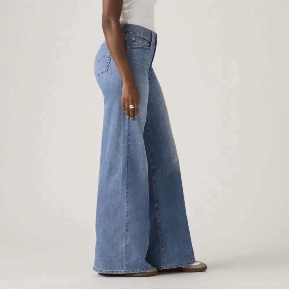 Женские джинсы 728 High-Rise Wide Leg Cool в цвете медиум индиго от Levi's — фото 2