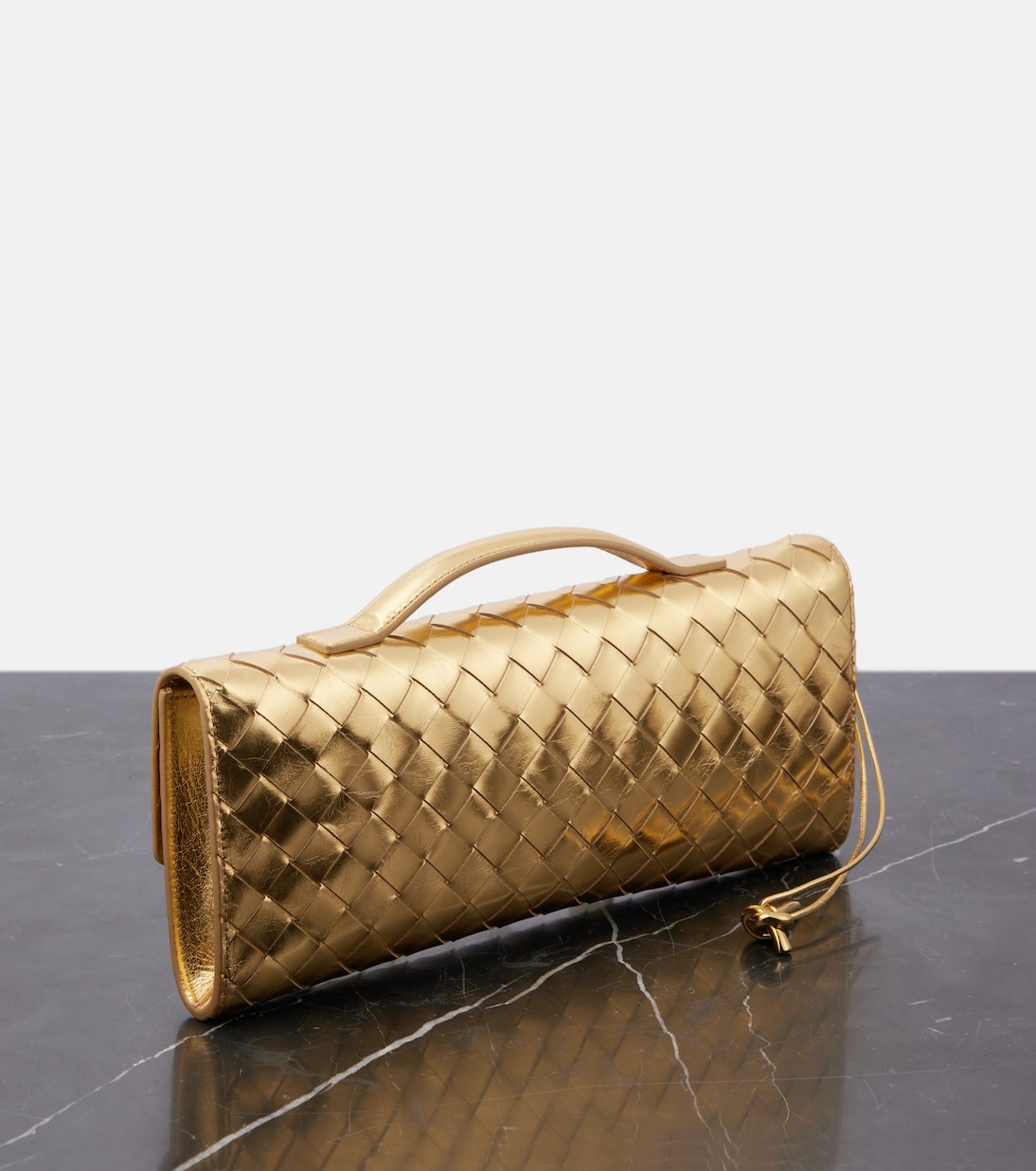Клатч Andiamo Intrecciato из металлизированной кожи с плетеным узором Bottega Veneta, Gold / Muse Brass — фото 4