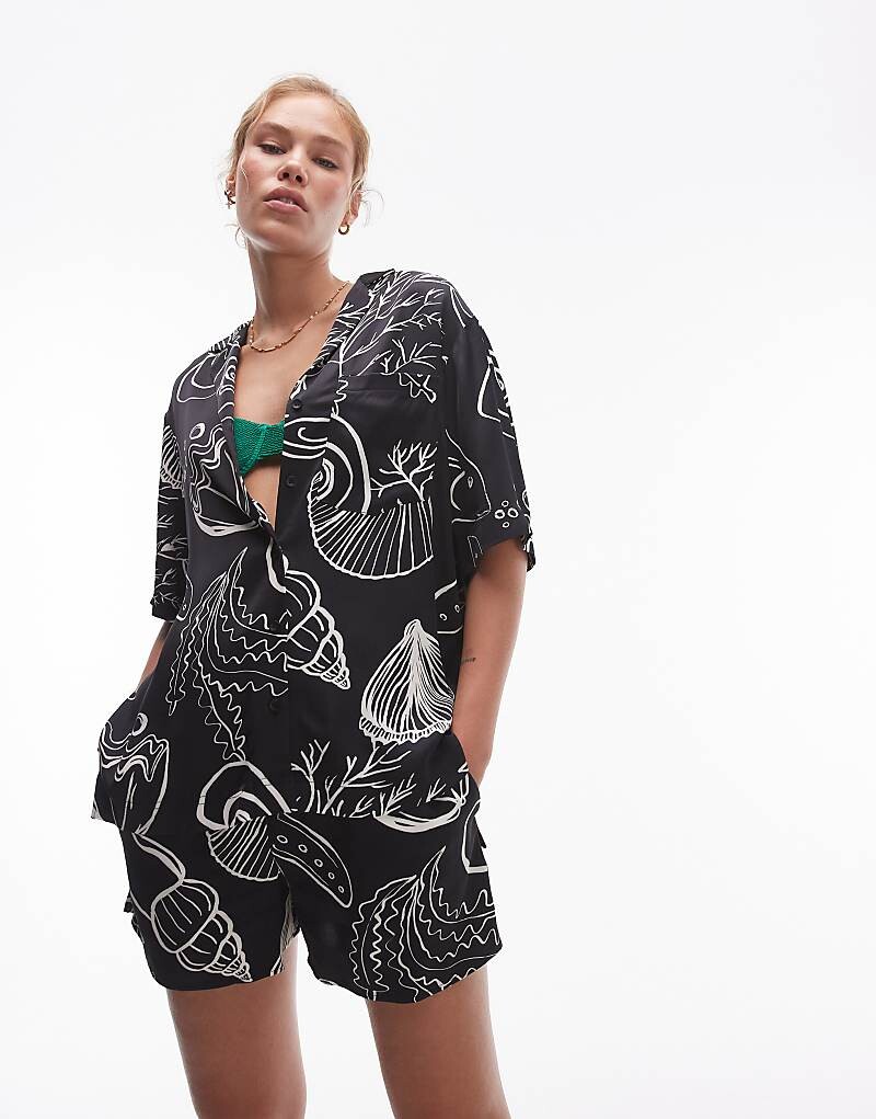 

Topshop – Чёрные атласные шорты с узором ракушки, часть комплекта