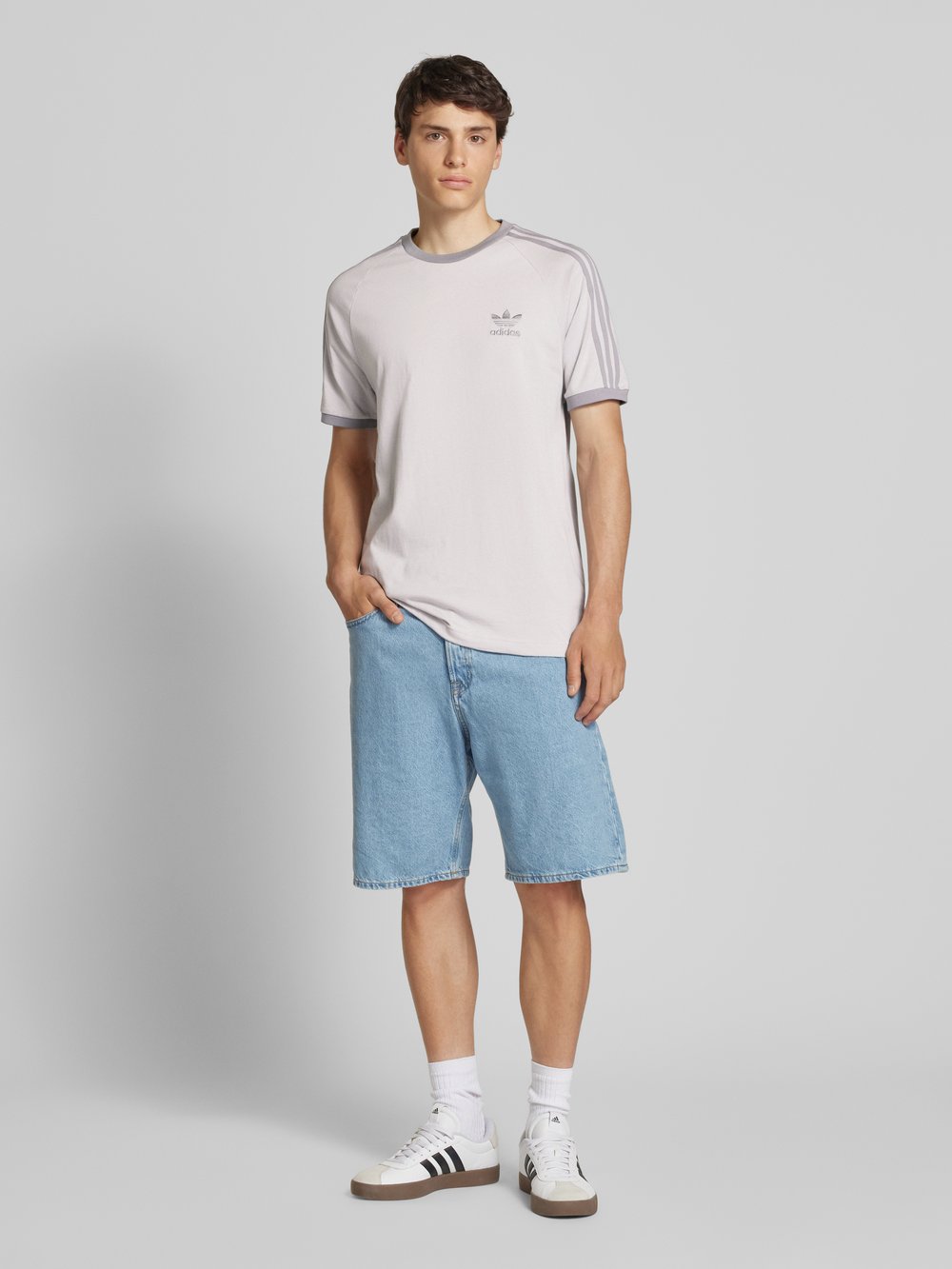 

Футболка с вышитой этикеткой adidas Originals, светло-серый