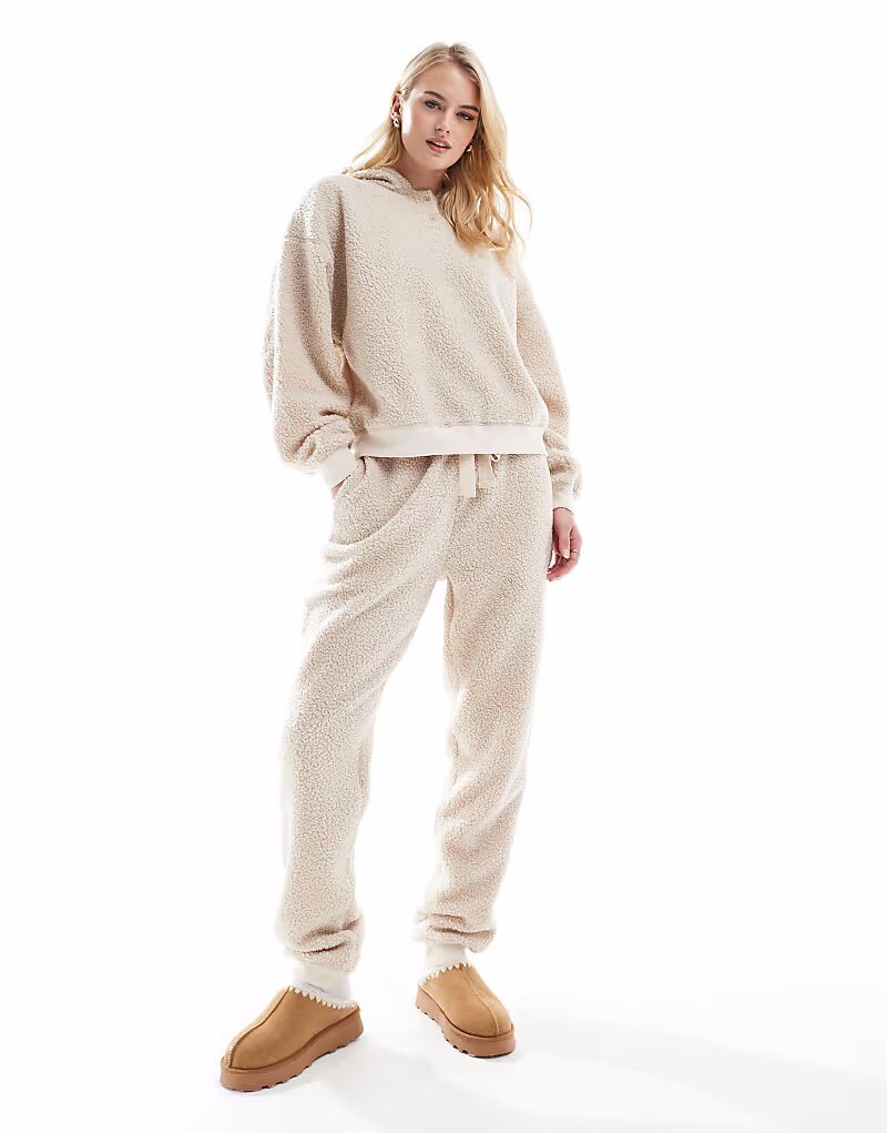 

Комплект из толстовки и брюк-джоггеров ASOS DESIGN Tall Lounge Borg в кремовом цвете