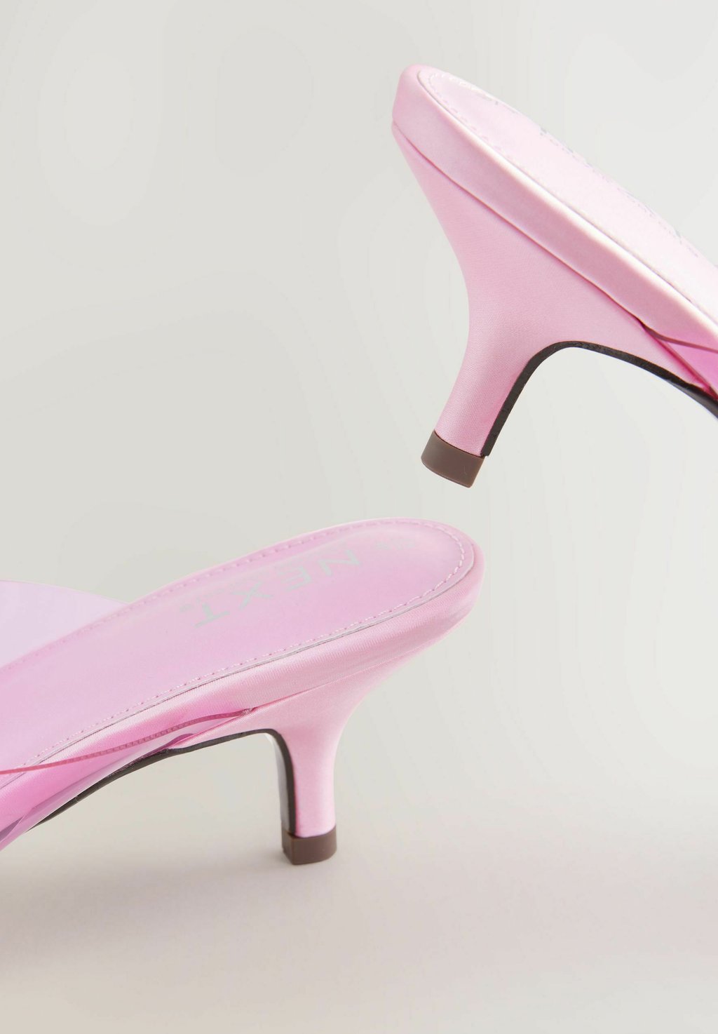 Сандалии с Т-образной застежкой REGULAR FIT-FOREVER COMFORT ROUND TOE VINYL TOE THONG KITTEN - Pool shoes Next, розовый — фото 4