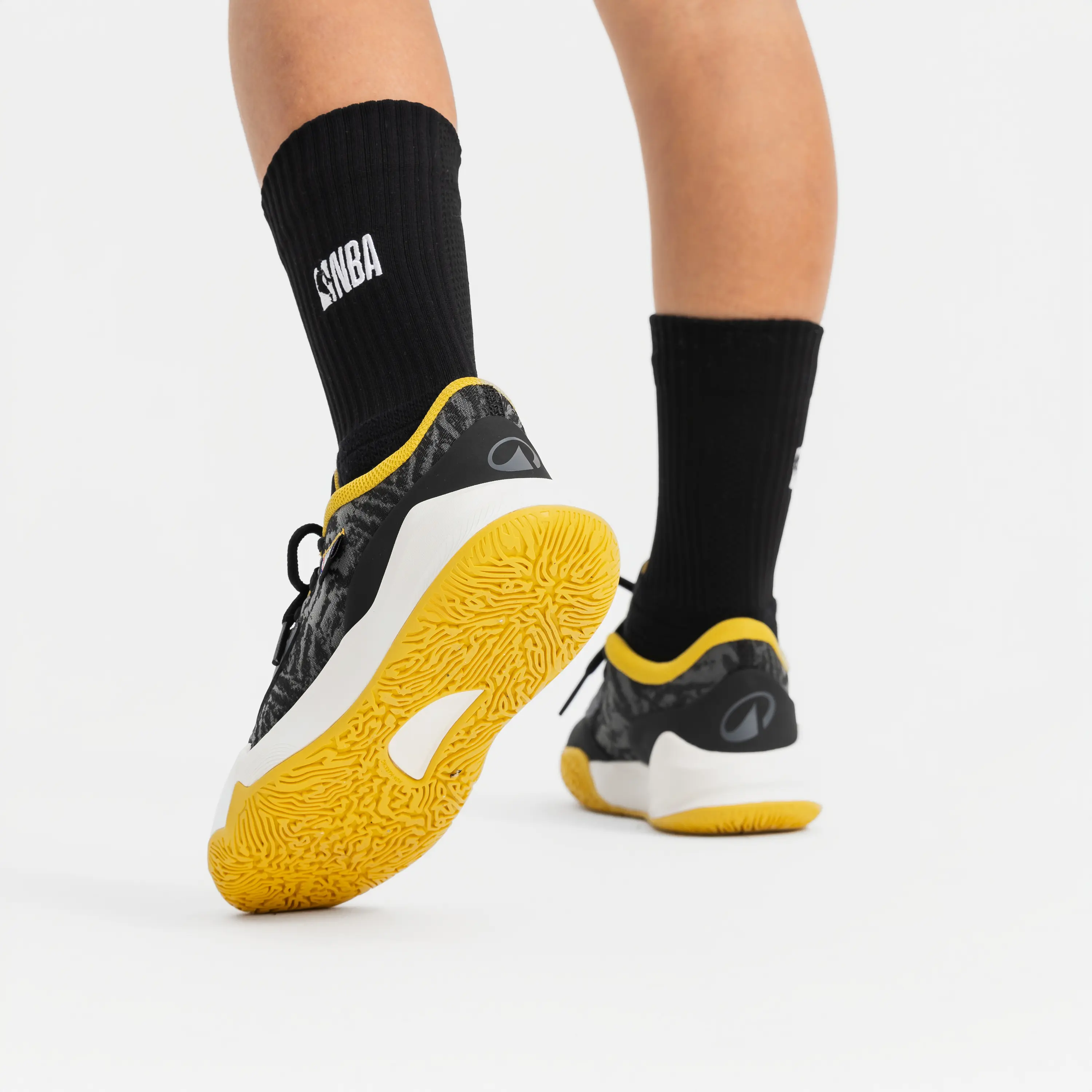 Молодёжные баскетбольные кроссовки Tarmak Fast 900 Low-1 NBA чёрные золотые — фото 3
