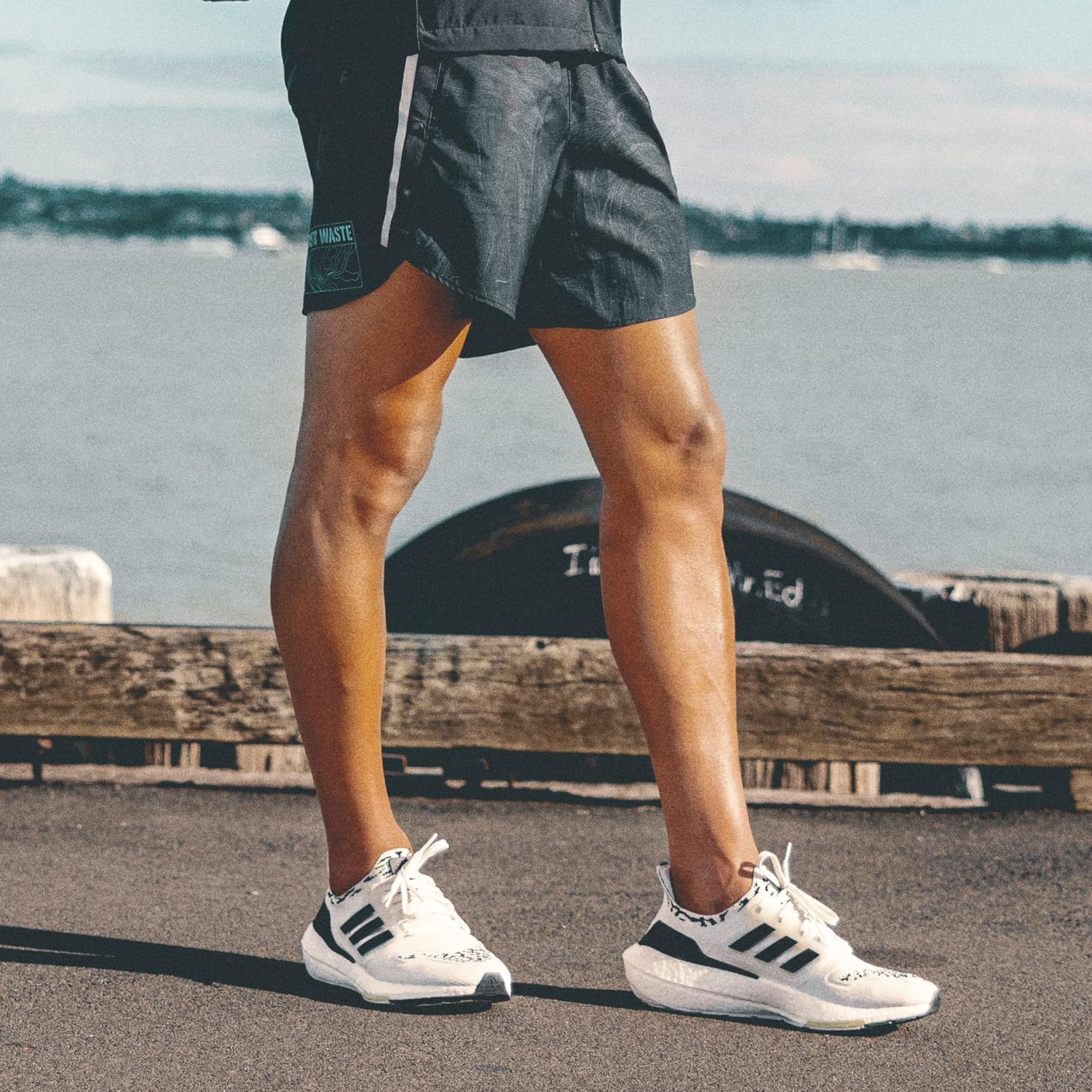 Мужские беговые кроссовки adidas Ultraboost 22, черный — фото 2