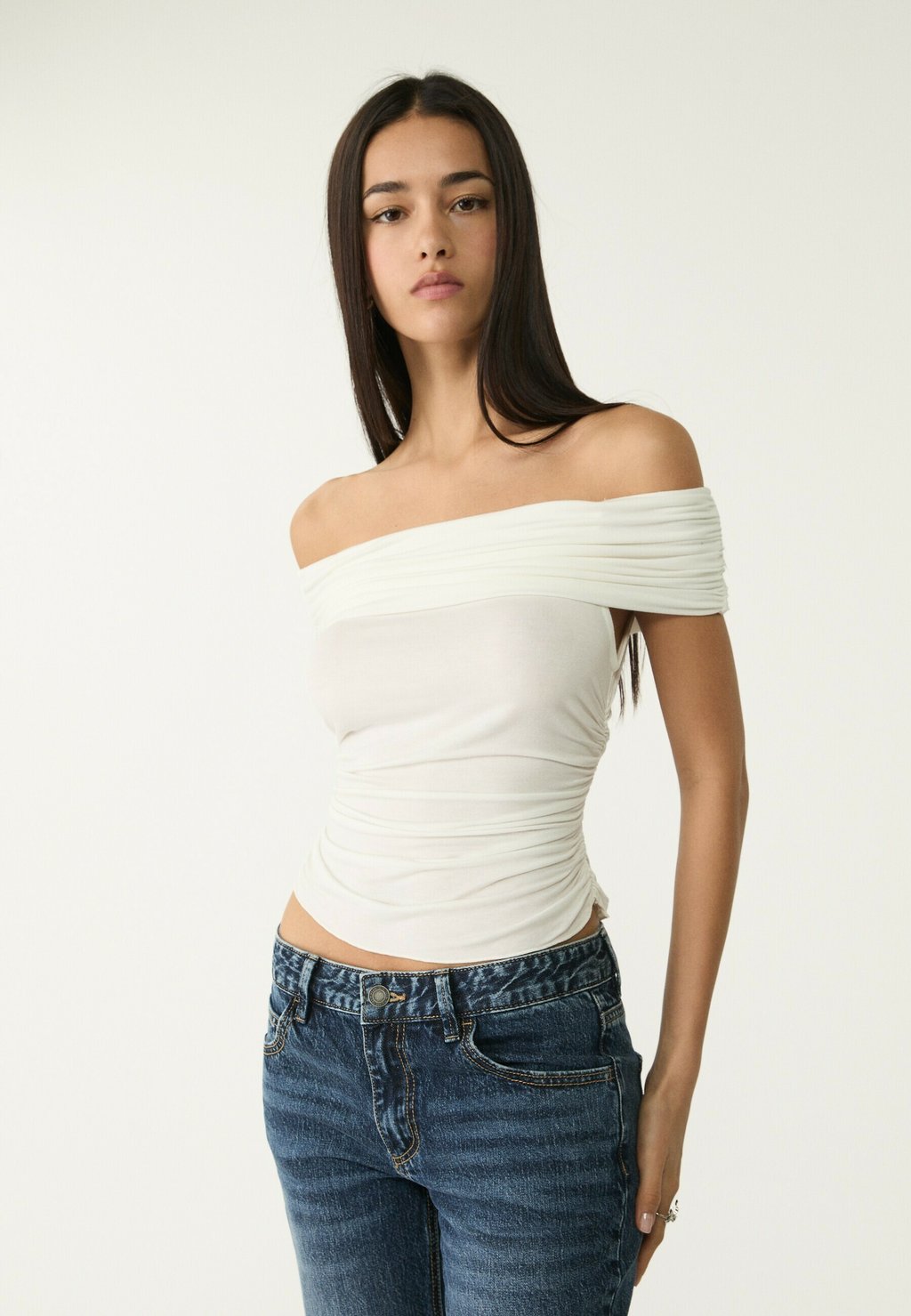 

Футболка с принтом OFF THE SHOULDER Stradivarius, бежевый