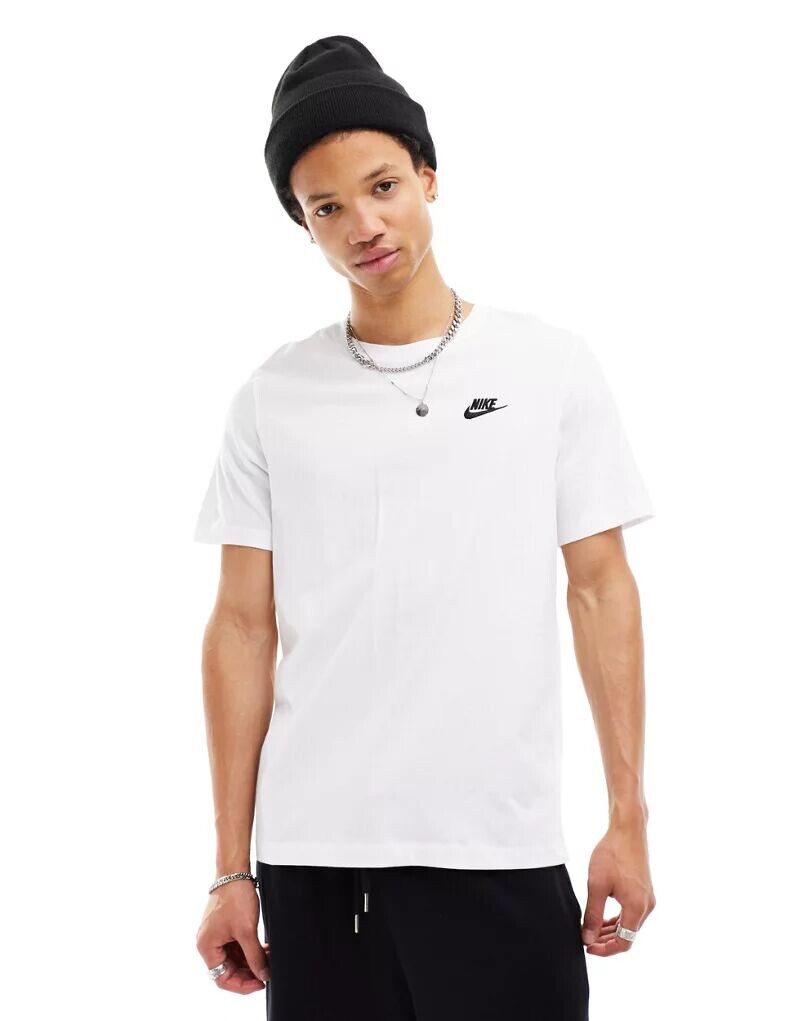 

Белая футболка унисекс Nike Club