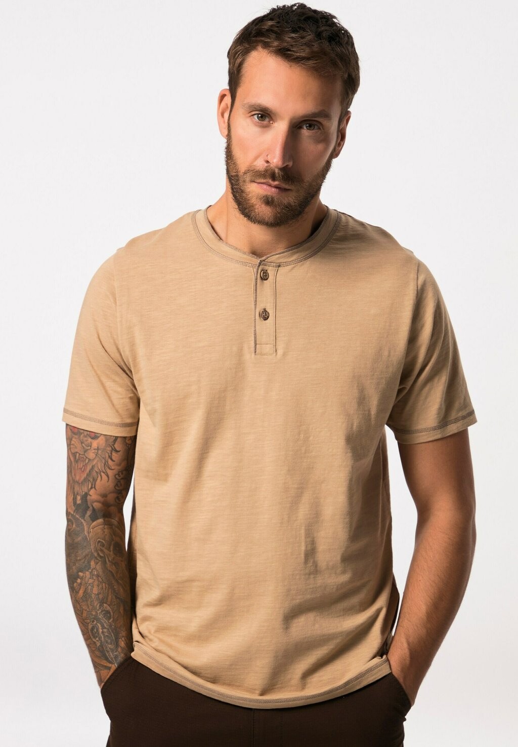 

Футболка базовая HENLEY HALBARM RUNDHALS MIT KNOPFLEISTE JP1880, цвет sand brown