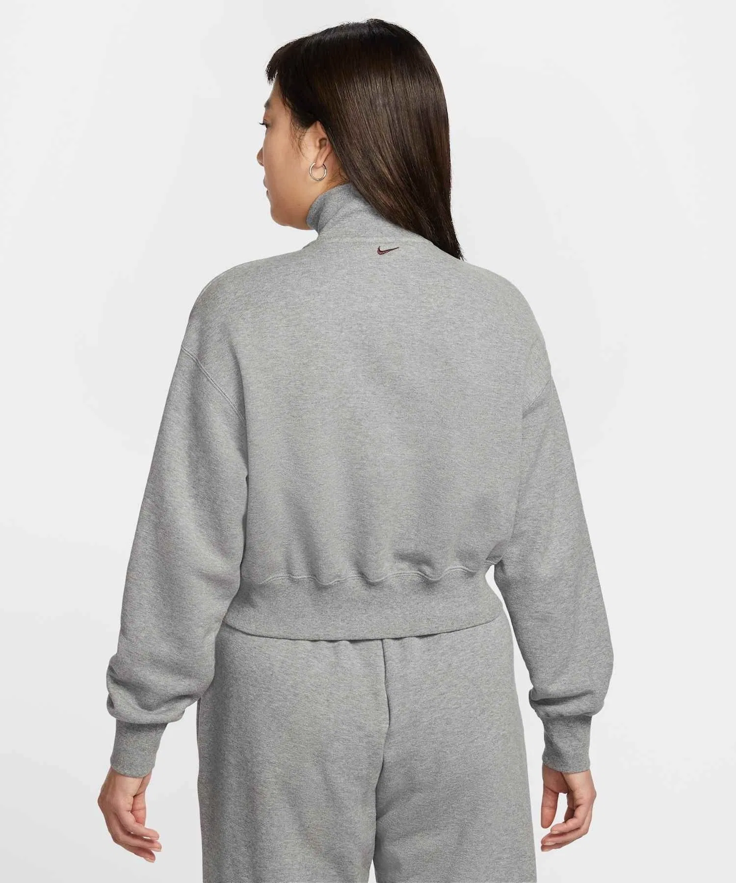 Женская укороченная толстовка Nike Sportswear Oversized с застежкой-молнией до середины груди IQ3940-063, цвет «Карбоновый меланж» — фото 2