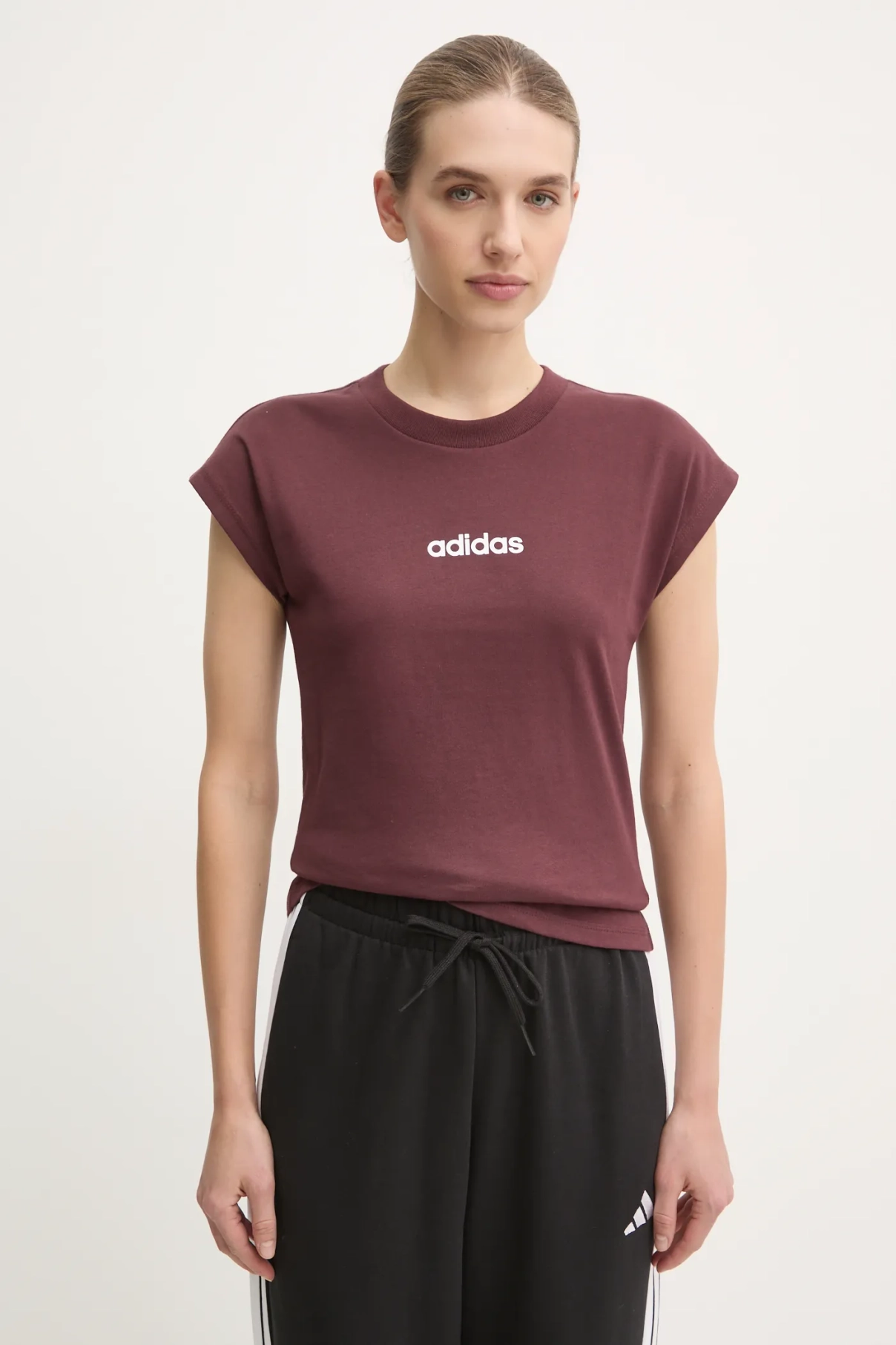 

Футболка Essentials Linear из хлопка adidas, гранатовый