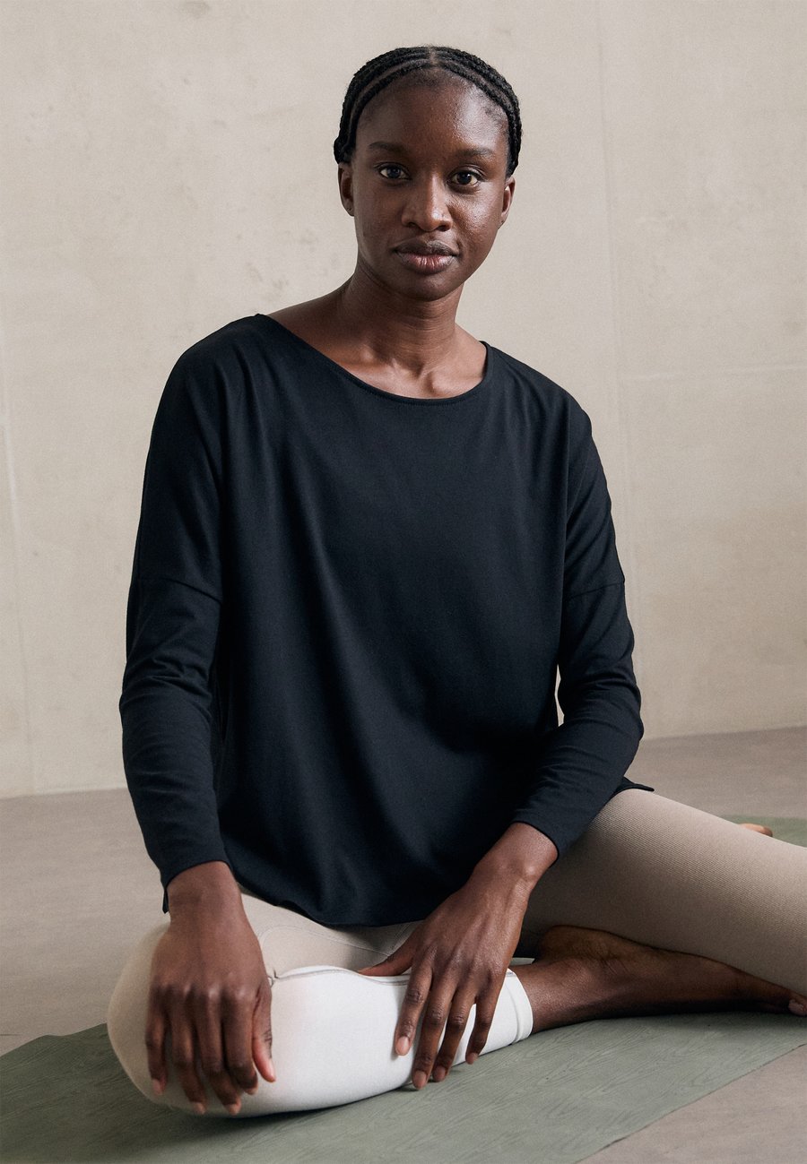 

Топ Yogasearcher DAKSHA, Black